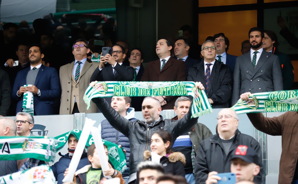 El alclade, en el palco con la propiedad del Córdoba