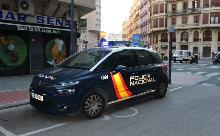 La Policía acude a una casa en Valencia para hacerse cargo de un fallecido y descubre que todavía tiene signos de vida