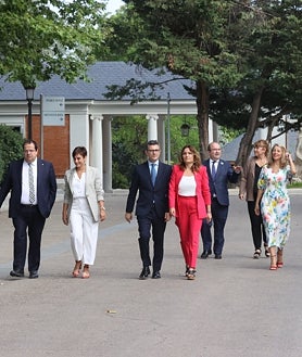 Imagen secundaria 2 - Saludo y posado de ambas delegaciones en la puerta del Ministerio de Presidencia, tras el cual se han dirigido por parejas al lugar de la reunión