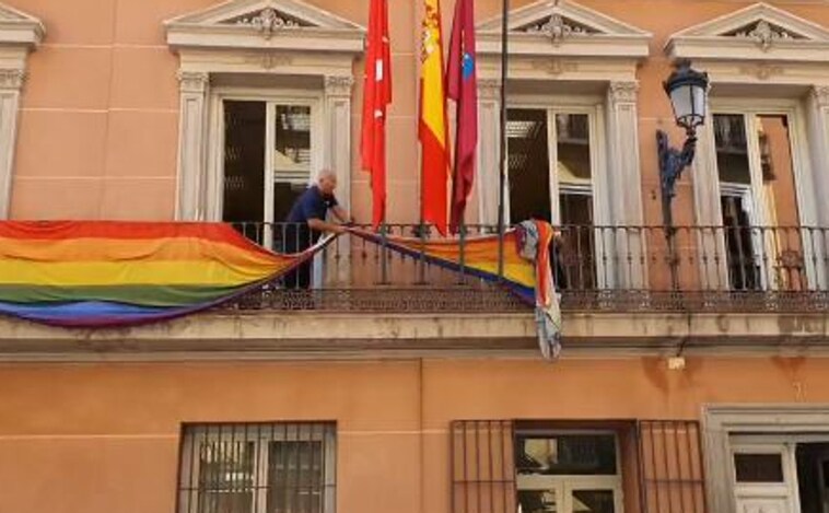 Madrid retira las banderas LGTBI del edificio de la oposición municipal, pero mantiene la de Ucrania