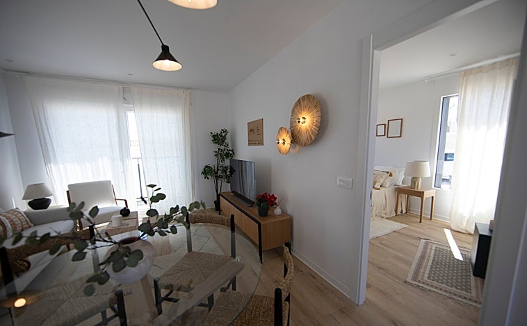 Imagen principal - Vistas del interior de un modelo de vivienda y José Ignacio Esteban junto a Paloma Martín en la fábrica