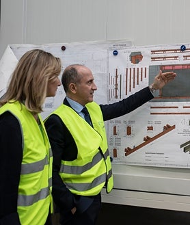 Imagen secundaria 2 - Vistas del interior de un modelo de vivienda y José Ignacio Esteban junto a Paloma Martín en la fábrica