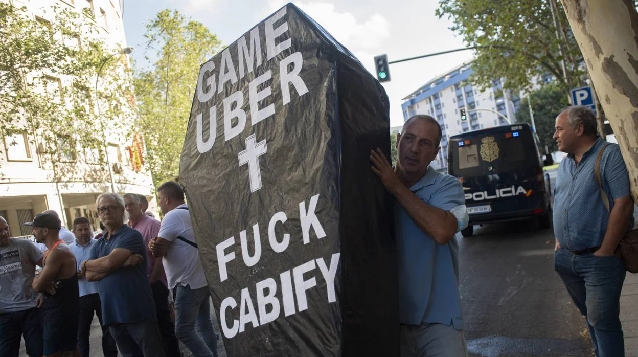 En imágenes, concentraciones de los taxistas en Andalucía tras conocerse los 'Uber Files'