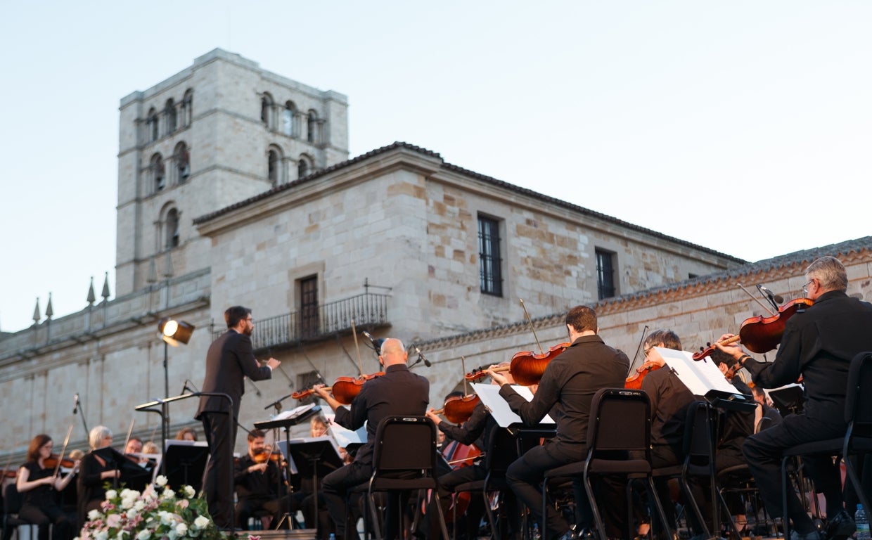 La OSCyL, en una anterior edición de 'Little Opera', en la plaza de la catedral de Zamora