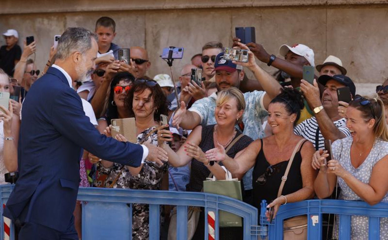 El Rey, Don Felipe VI, saluda al público congregado tras las audiencias de este viernes en el Palacio de la Almudaina (Palma)