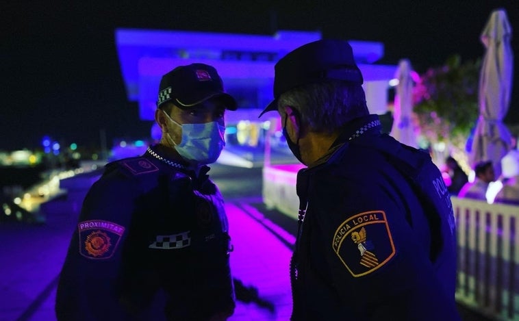 Una madre ebria la emprende a golpes contra su hijo menor en una terraza de Valencia