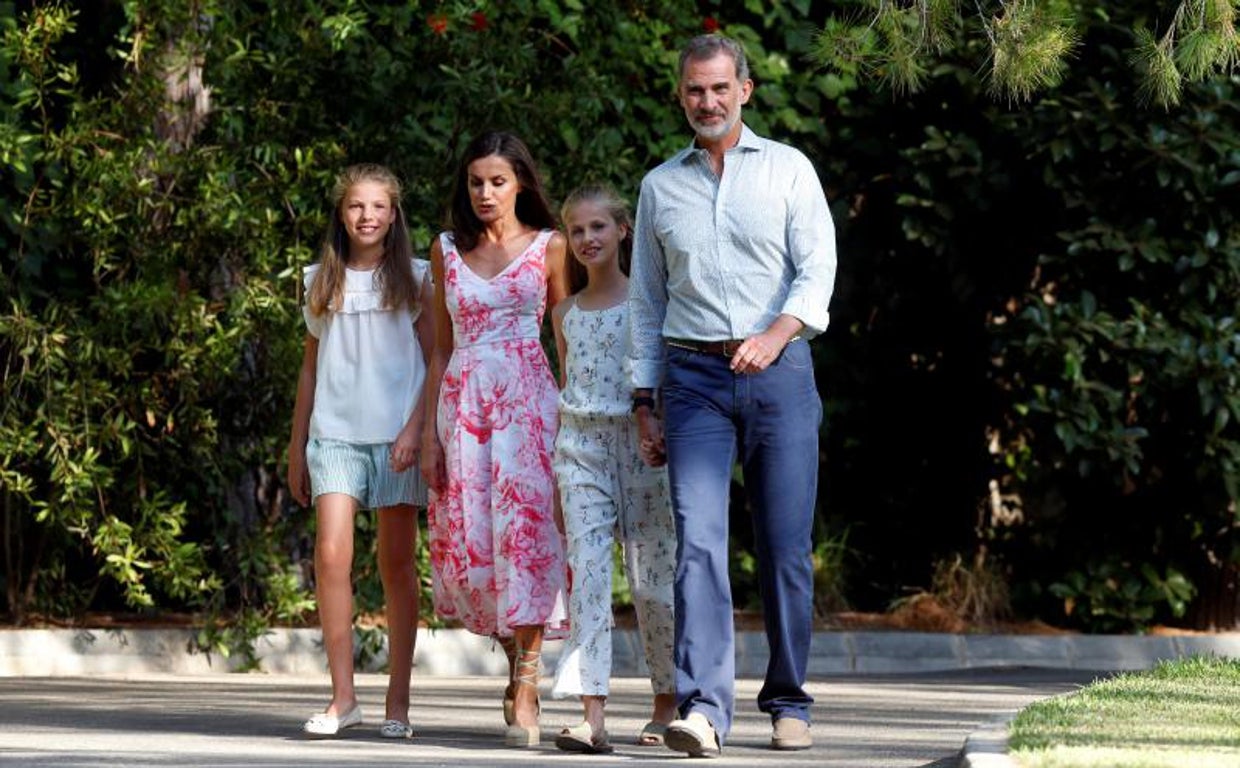 Los Reyes de España, Don Felipe VI y Doña Letizia, junto a sus hijas durante su estancia en Marivent en 2019