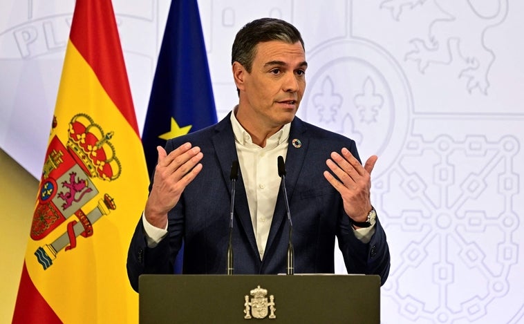 Quitarse la corbata, la medida de Pedro Sánchez para ahorrar energía que ya generó polémica en el Congreso