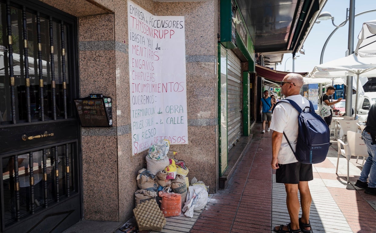 Atrapados un año en una comunidad de vecinos por las obras de un ascensor fantasma