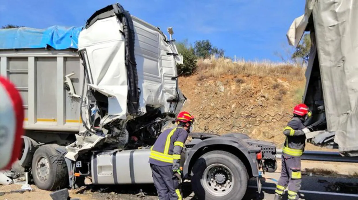 Muere un joven de 23 años en un accidente entre un turismo y un camión en Pulpí (Almería)