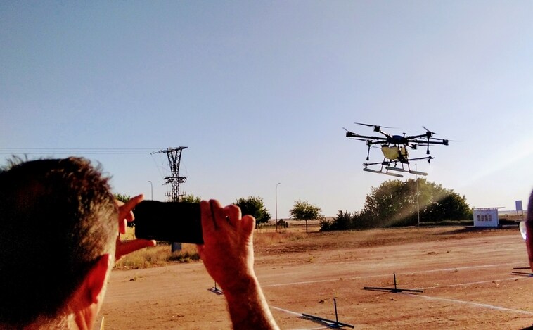 La fumigación con drones despierta  interés entre los agricultores de la comarca de Las Pedroñeras