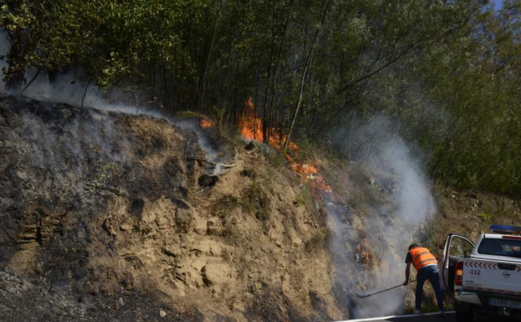 Un incendio en Arbo (Pontevedra) obliga a activar la alerta por la cercanía de las llamas a las casas