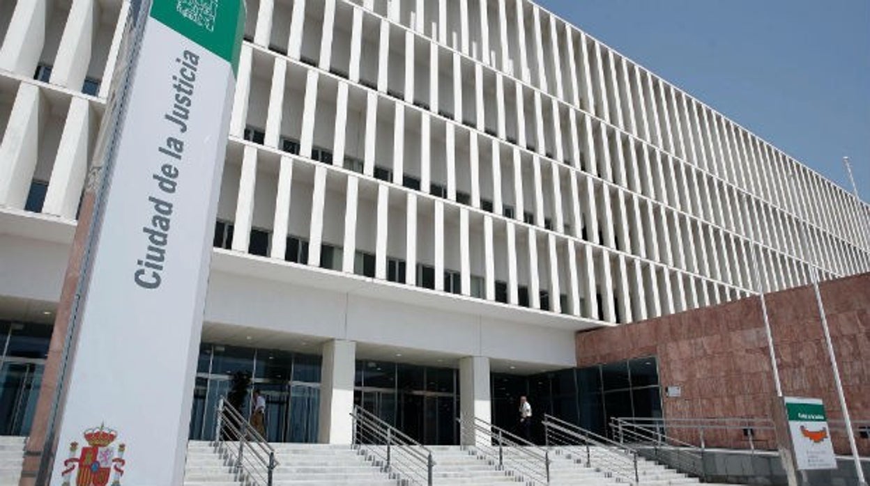 Condenada en Málaga por empujar contra una puerta a una médica tras insultar a otro facultativo