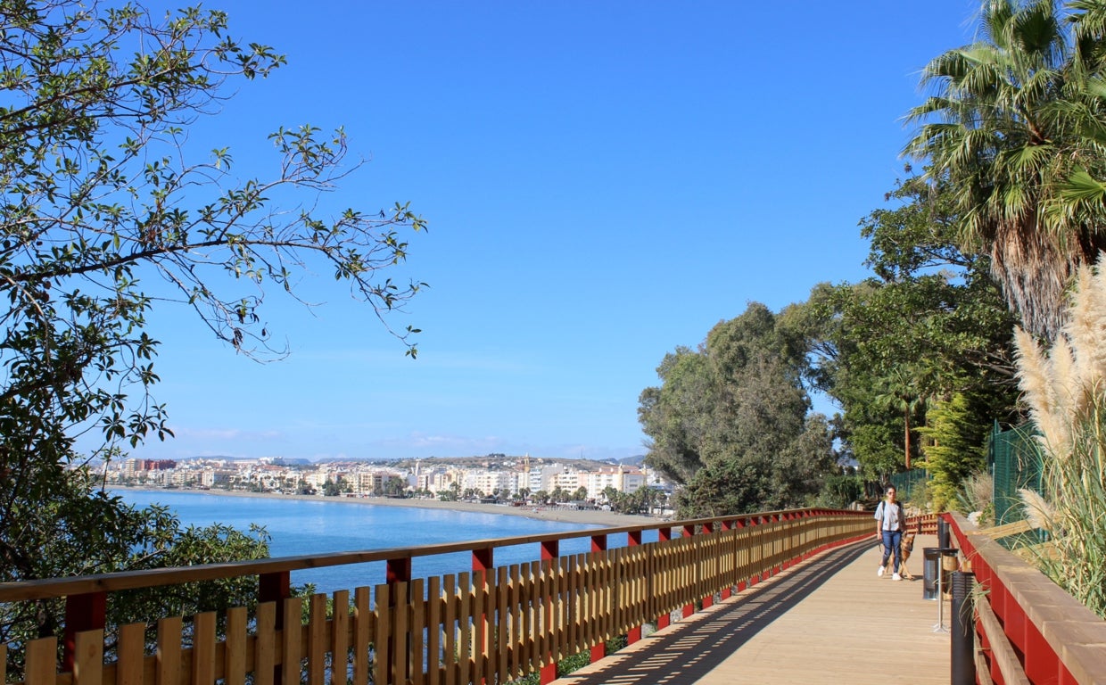 Una de las pasarelas que se ha construido para completar la senda peatonal en el término municipal de Estepona, con el pueblo al fondo