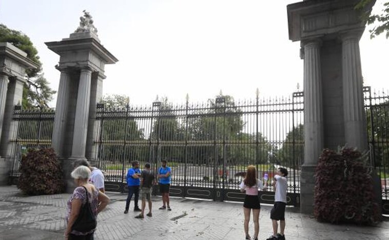 El Retiro y ocho parques de Madrid mantienen zonas balizadas este domingo por fuertes vientos