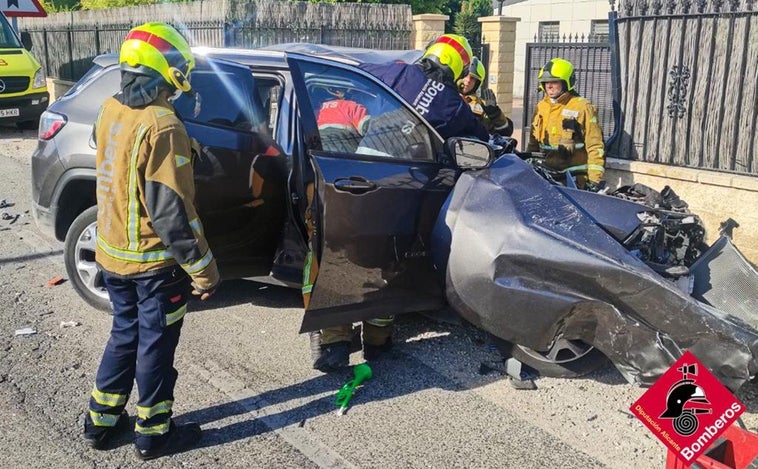 Muere un hombre atrapado en su coche tras chocar con un camión en Elche