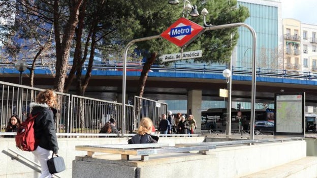 Acceso a la estación de Avenida de América, que no ofrecerá sus servicios de línea 6 hasta septiembre