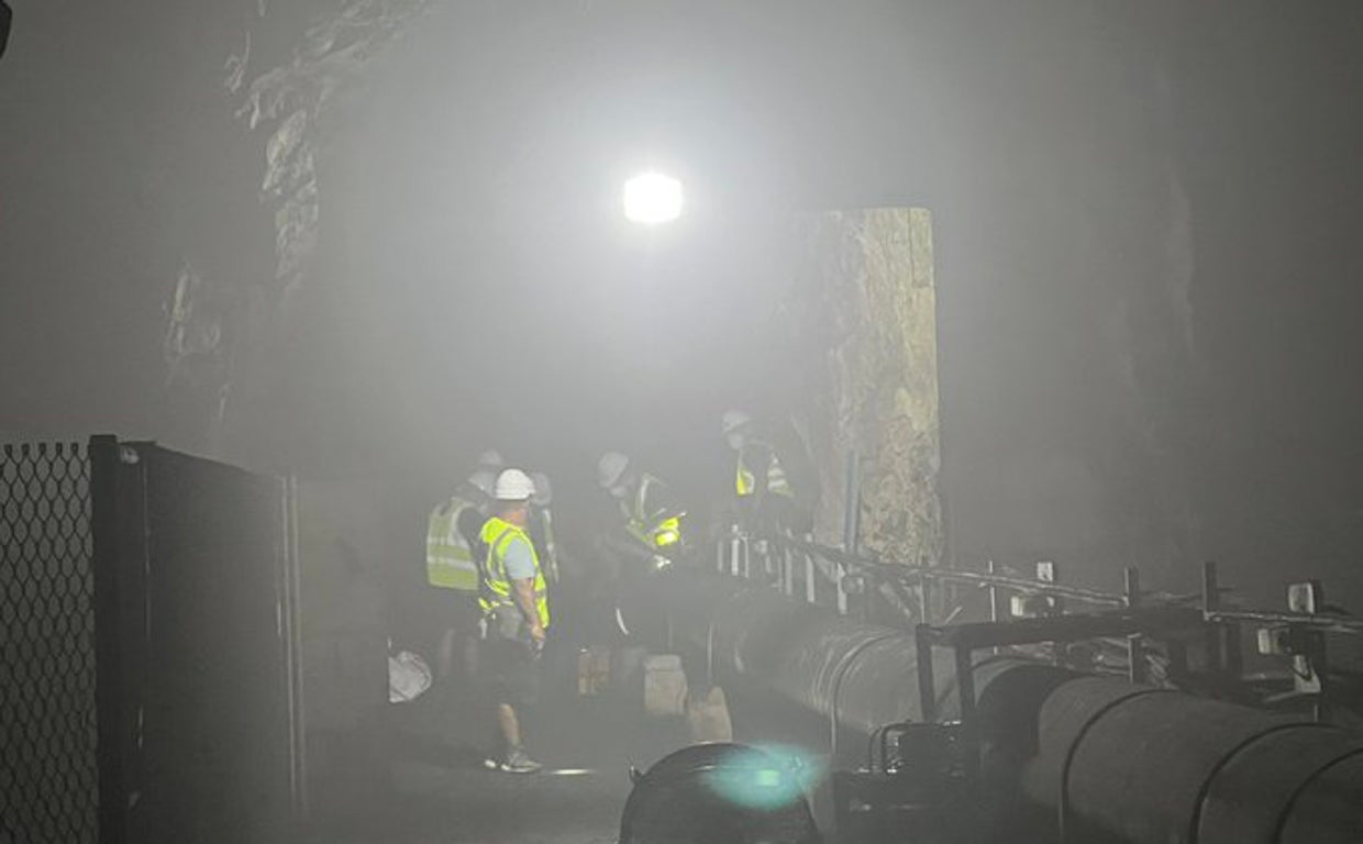 Operarios de Gibraltar, en las instalaciones de la red de suministro de agua tras el incendio