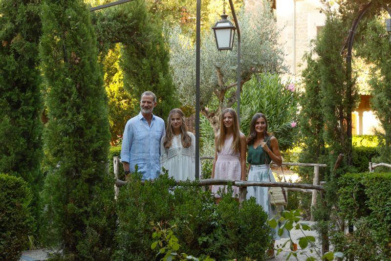 El rey Felipe VI, la reina Letizia, la princesa Leonor y la infanta Sofía visitan la Cartuja de Valldemossa como parte de sus vacaciones, este lunes en Valldemossa, Mallorca.