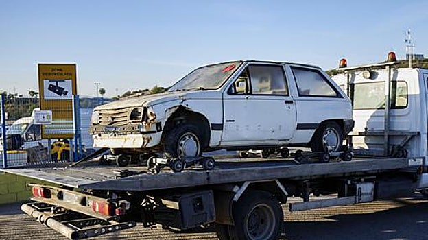 Imagen del traslado del coche de Miguel Ricart desde un depósito de Valencia