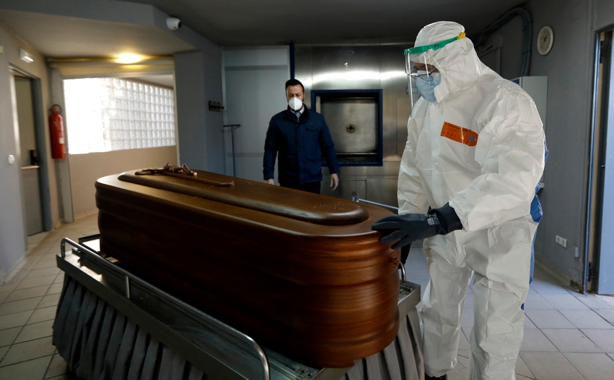 Trabajadores de Cecosam se disponen a realizar una cremación de un fallecido por Covid