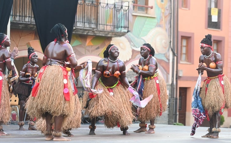 Folklore internacional para recibir a los peregrinos del Camino de Santiago