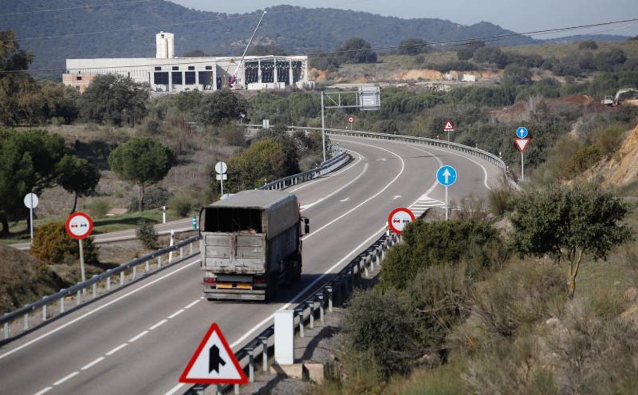 Accidente en Córdoba | Muere una persona en un choque entre un camión y un turismo en Espiel