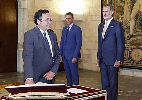 Imagen secundaria 1 - Pedro Sánchez durante su jornada este lunes, su encuentro con el Rey, la toma de posesión de García Ortiz como fiscal general y su encuentro con la presidenta balear, ya sin corbata