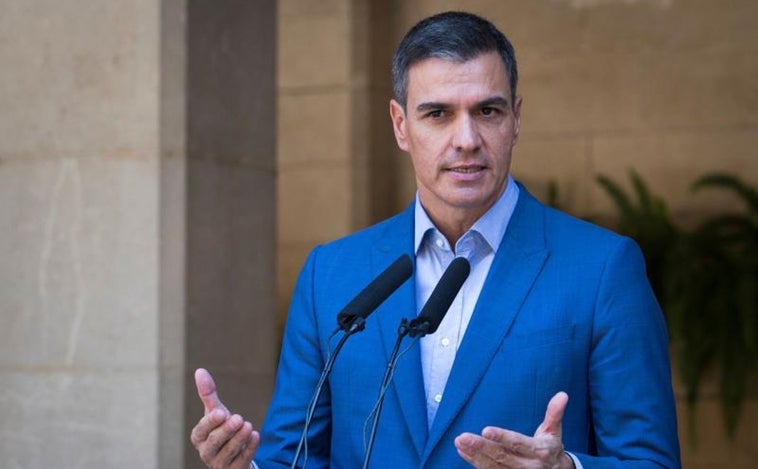 Sánchez se quita la corbata tras su encuentro con el Rey