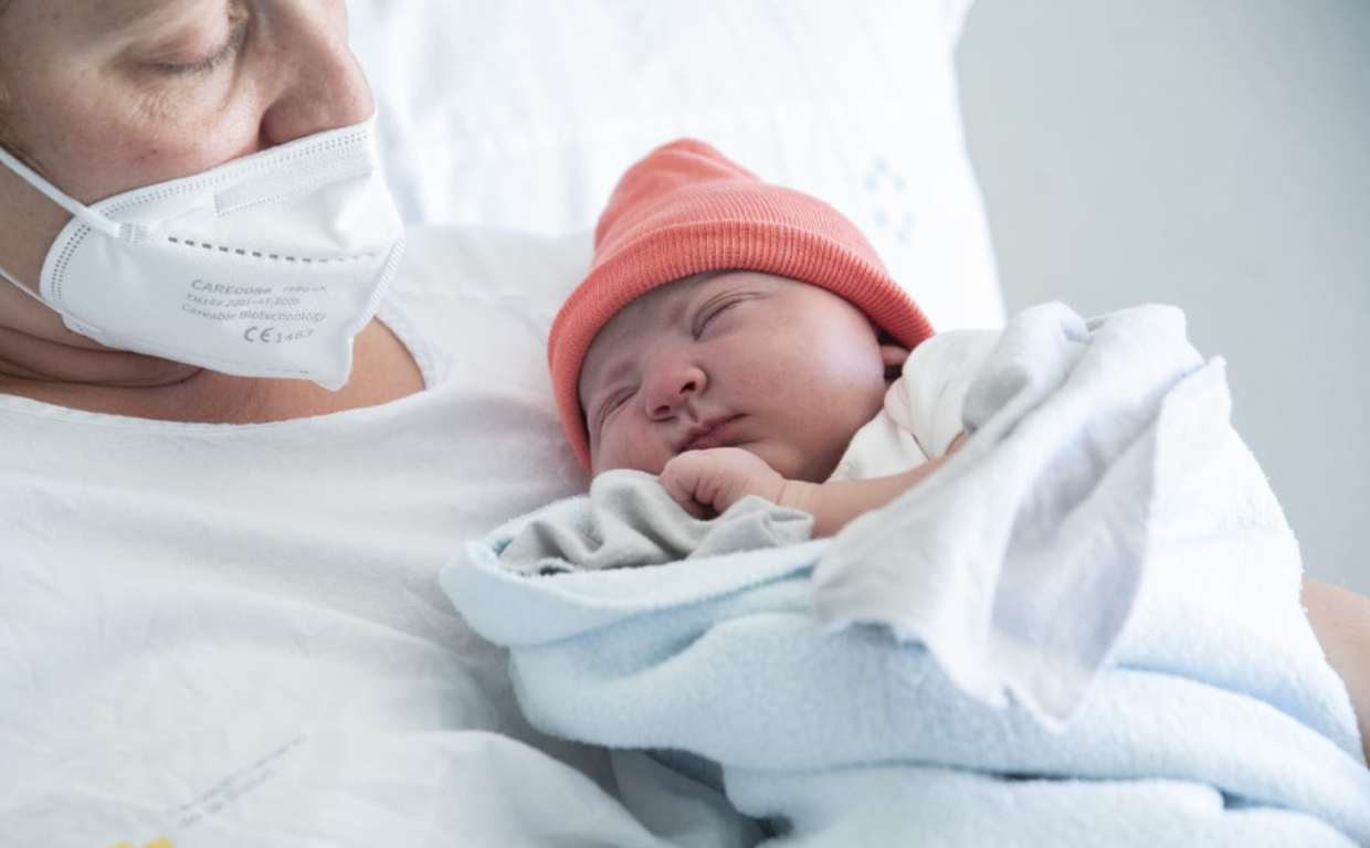 Una madre y su bebé recién nacido en el Hospital de La Candelaria