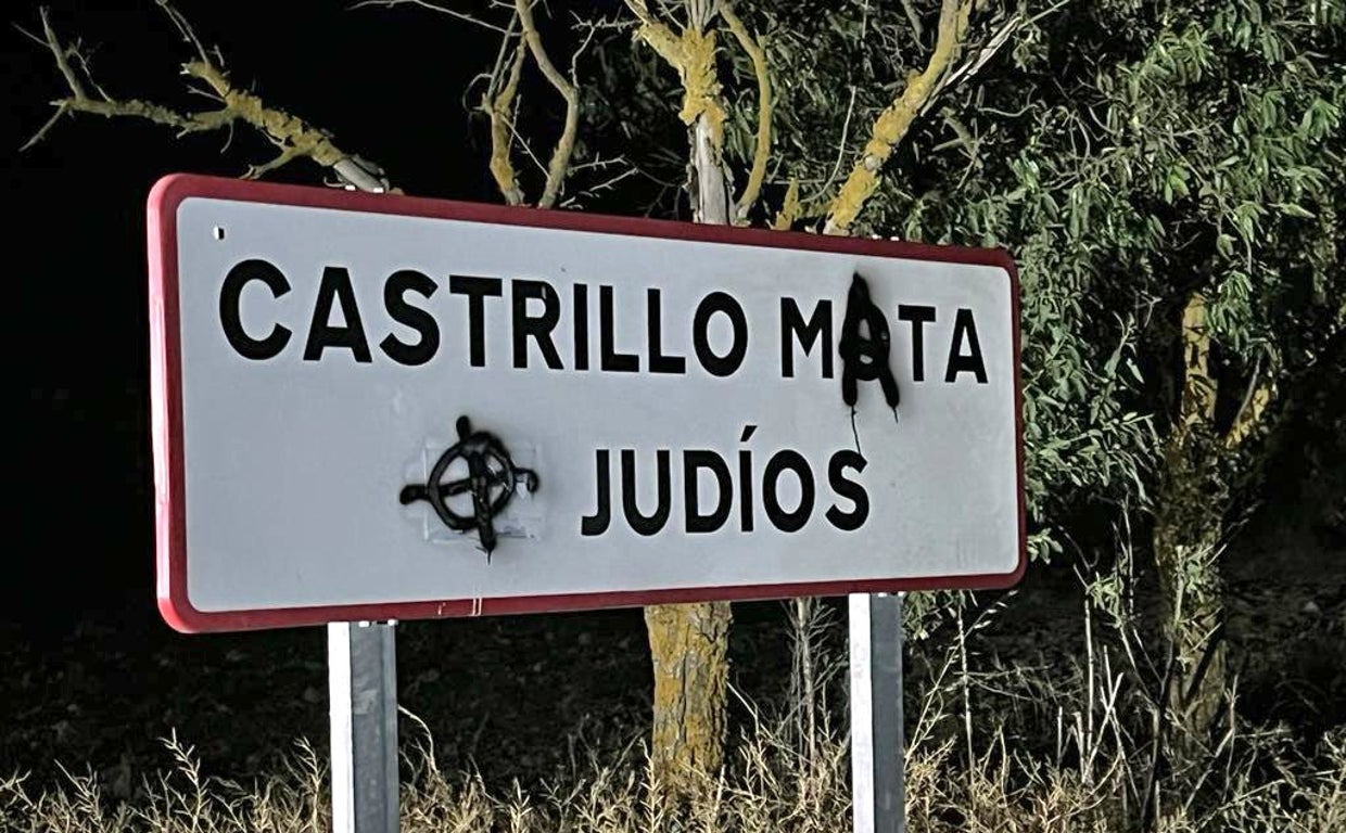 Pintadas antisemitas a la entrada del pueblo, en las fotos difundidas por el alcalde de Castrillo Mota de Judíos