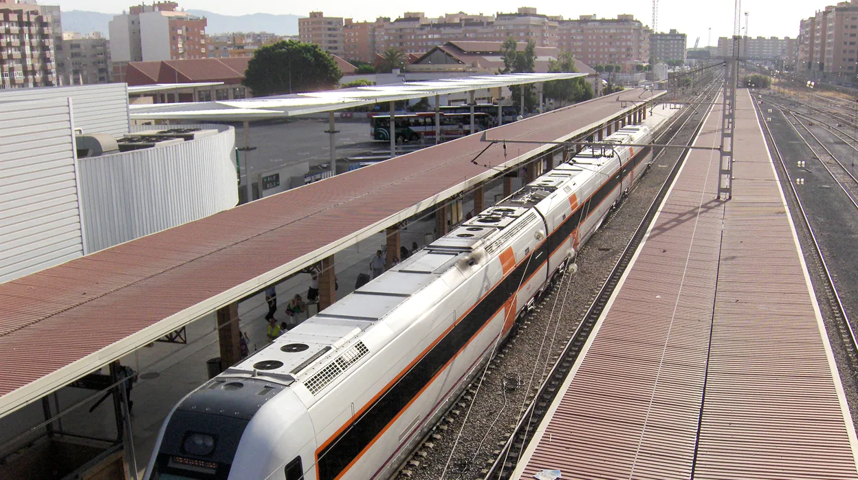 La hostelería de Almería reprocha a Renfe que no refuerce los trenes durante este verano