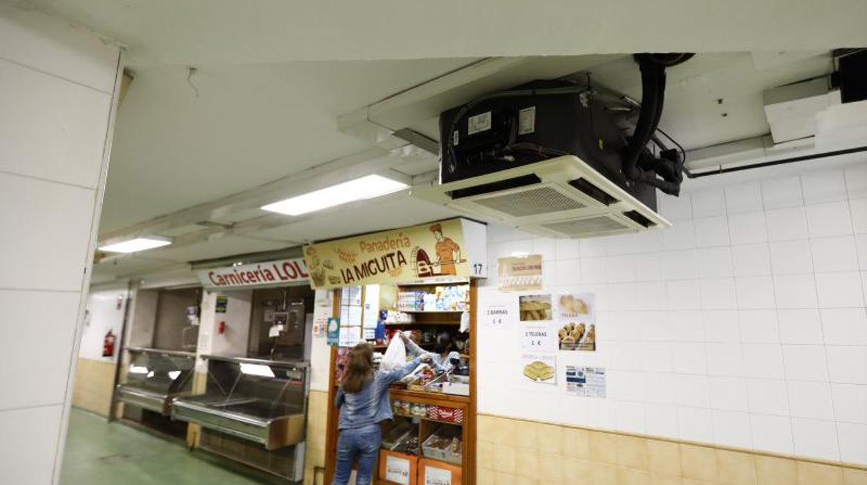 Los vendedores de los mercados de Córdoba, «dolidos y afectados» por la norma de los 27 grados