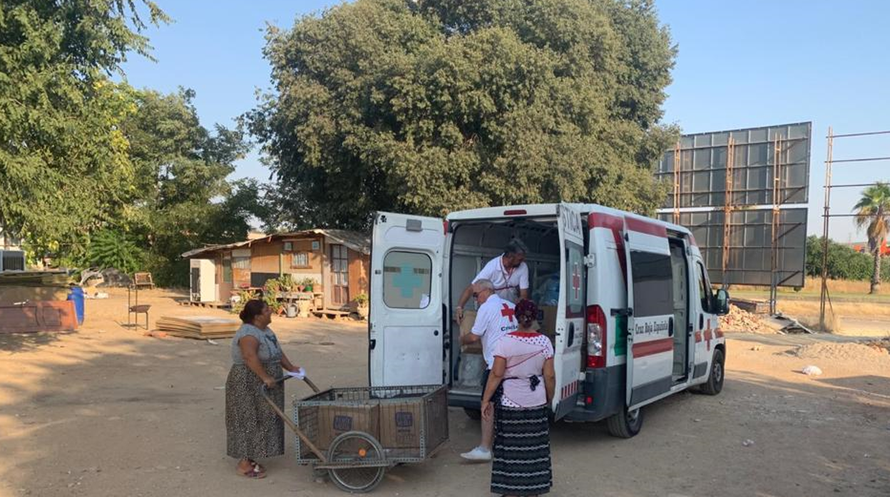 Cruz Roja reparte agua en los asentamientos de inmigrantes en la ola de calor en Córdoba