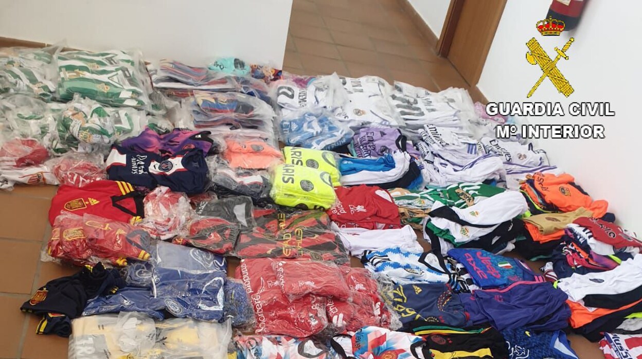 Intervenidas un millar prendas deportivas falsificadas en Matalascañas