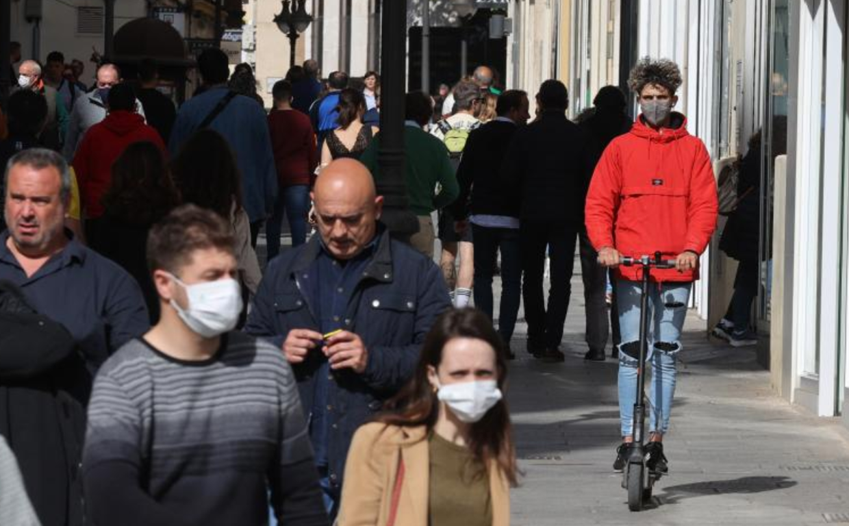Un joven se desplaza en patineta en foto de archivo