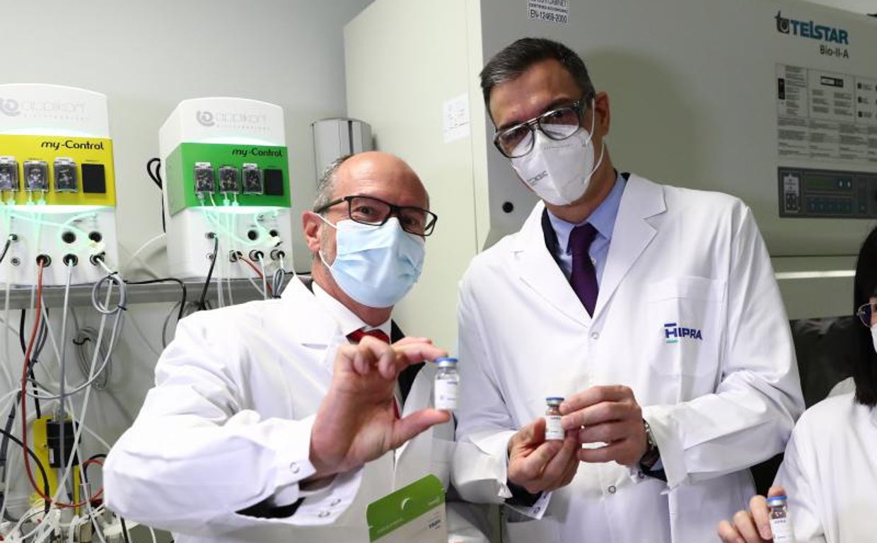 David Nogareda con Pedro Sánchez, durante una visita a los laboratorios