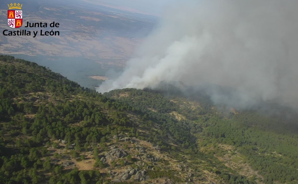 Incendio forestal declarado en Santa Cruz del Valle (Ávila)