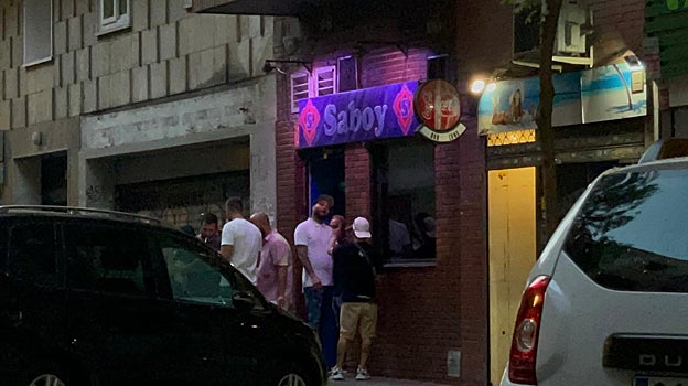 Amanecer a las puertas del local Saboy, en la calle de Cáceres