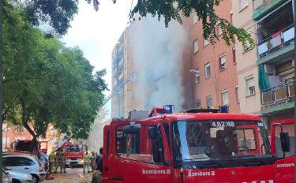 Detalle del fuego, que se ha iniciado en unos bajos