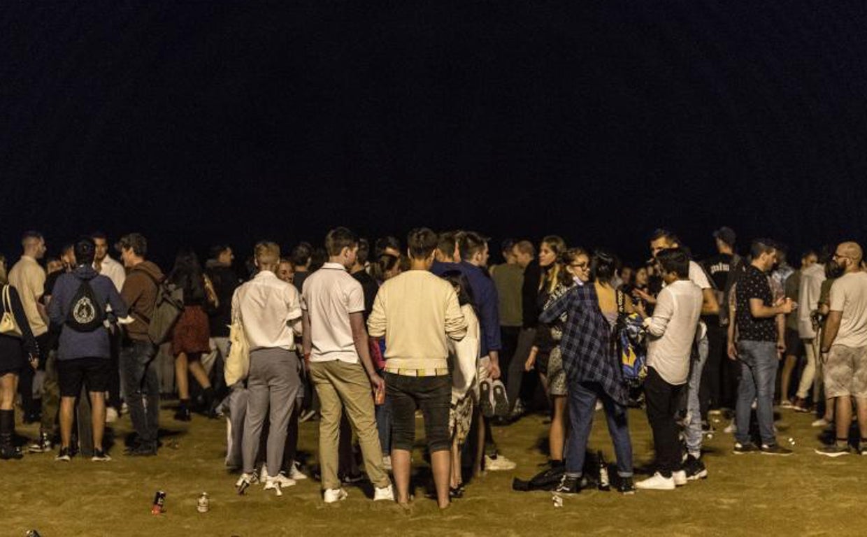 Jóvenes, haciendo botellón hace un año en una playa de Barcelona