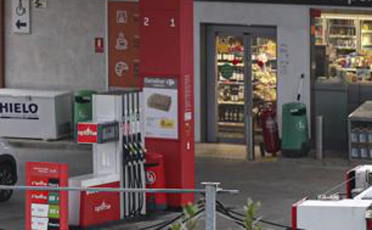 Dos personas se dan a la fuga tras atracar una gasolinera y encerrar a los trabajadores