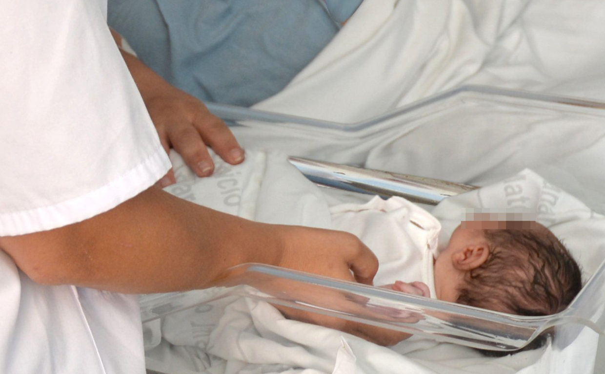 Bebé  en el Hospital Materno Infantil en foto de archivo