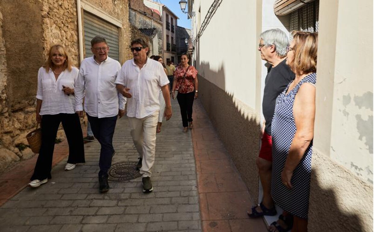 Ximo Puig durante su visita a Vall d'Alcalá, en Alicante, este lunes