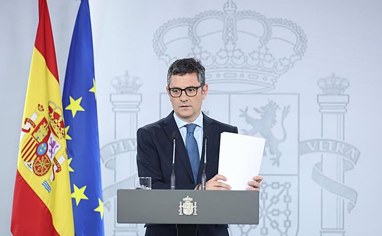 Bolaños ningunea las críticas de Podemos al Rey y Díaz se mantiene al margen