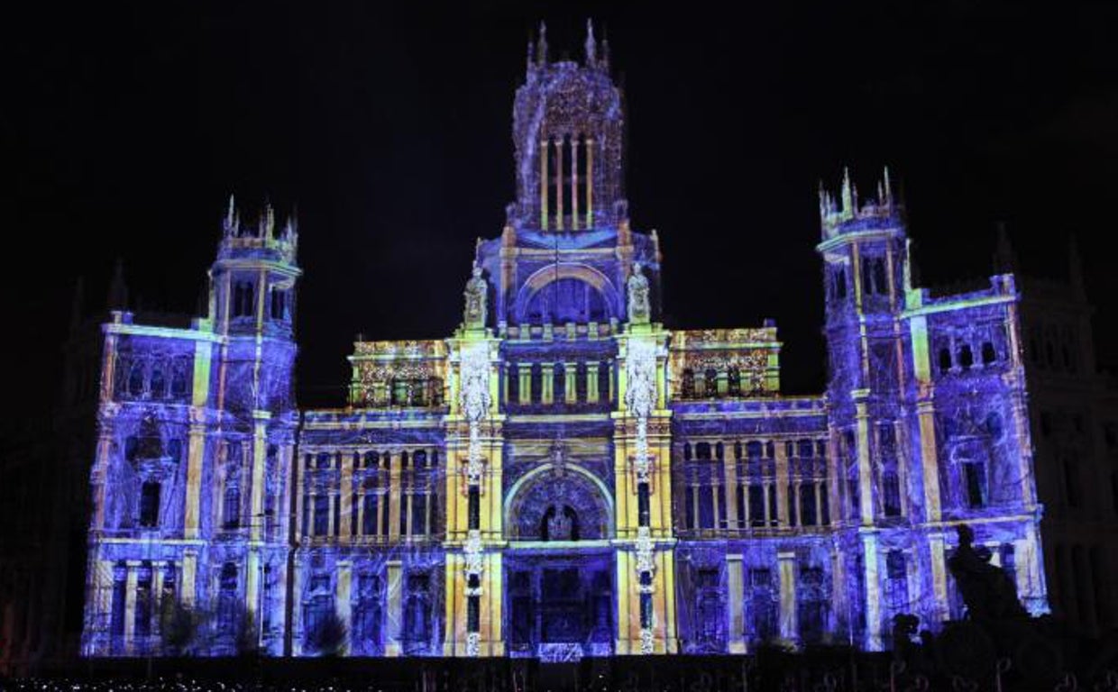 Vista de la fachada iluminada de la sede del ayuntamiento, en Cibeles