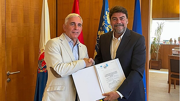 Christian Archambeau y Luis Barcala, en la firma de la operación de venta de los terrrenos para la EUIPO