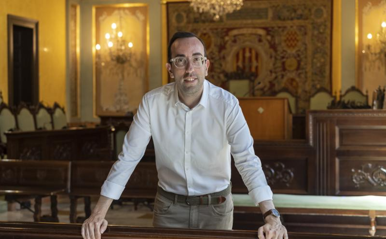 Xavier Palau, líder del PP de Lérida, posando en el pleno de la Paería ilerdense