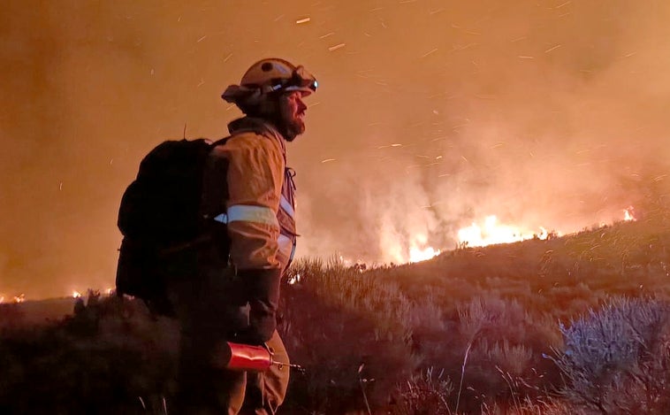 El fuego de Boca de Huérgano pone en riesgo a la localidad de Espejos de la Reina por el humo