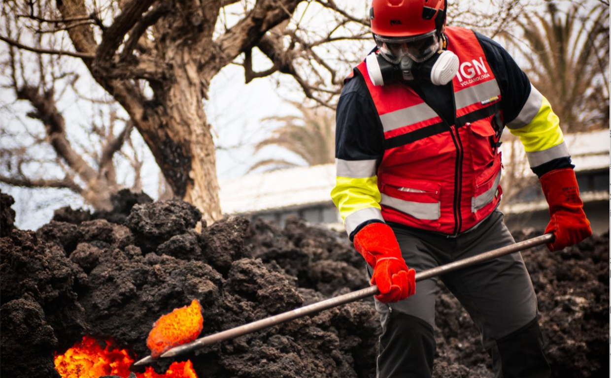 Meletlidis y el equipo del iGN recogen muestras de la colada aún incandescente